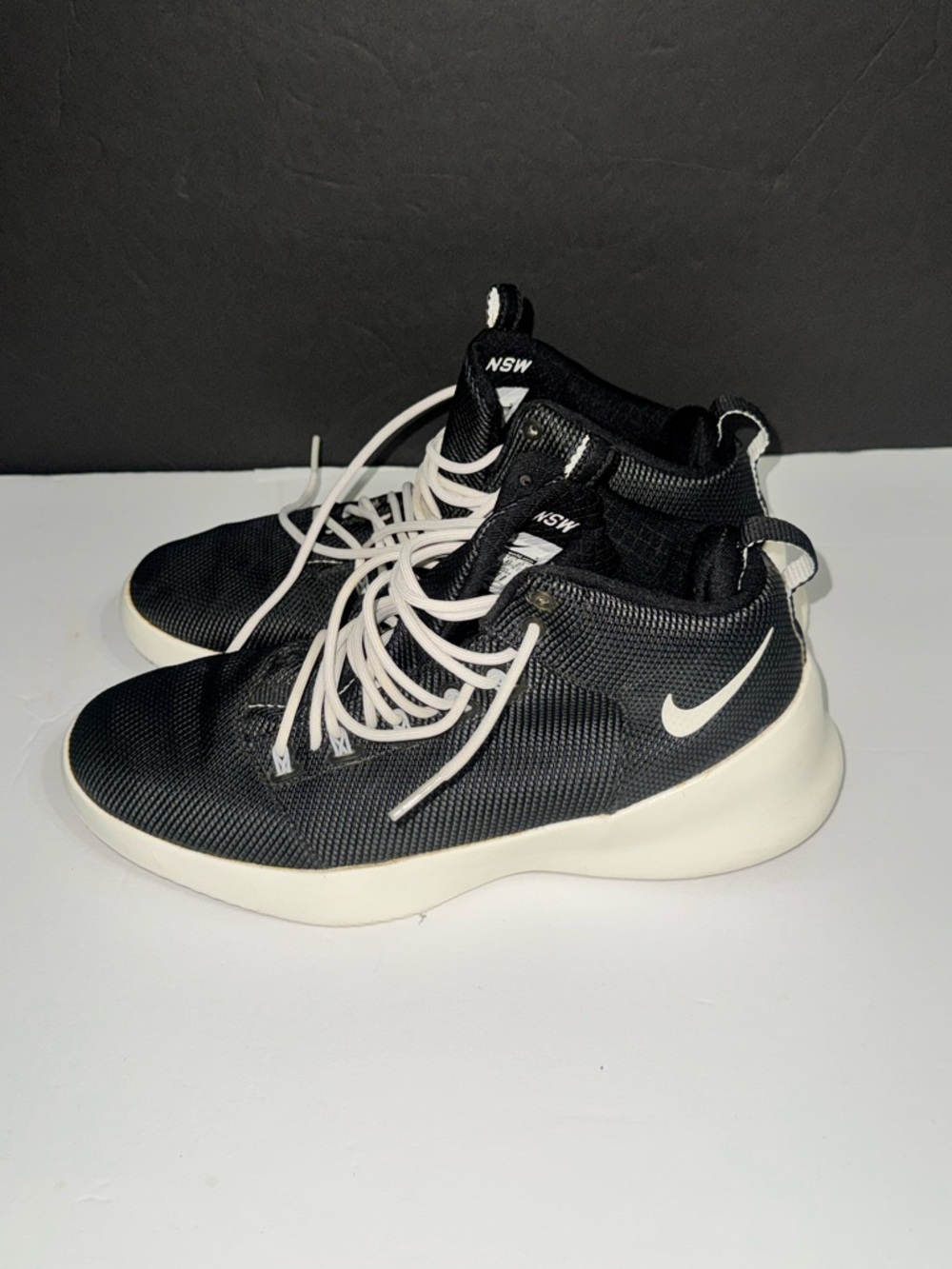 Nike I Men’s I Black and White Lightweight Mid-top